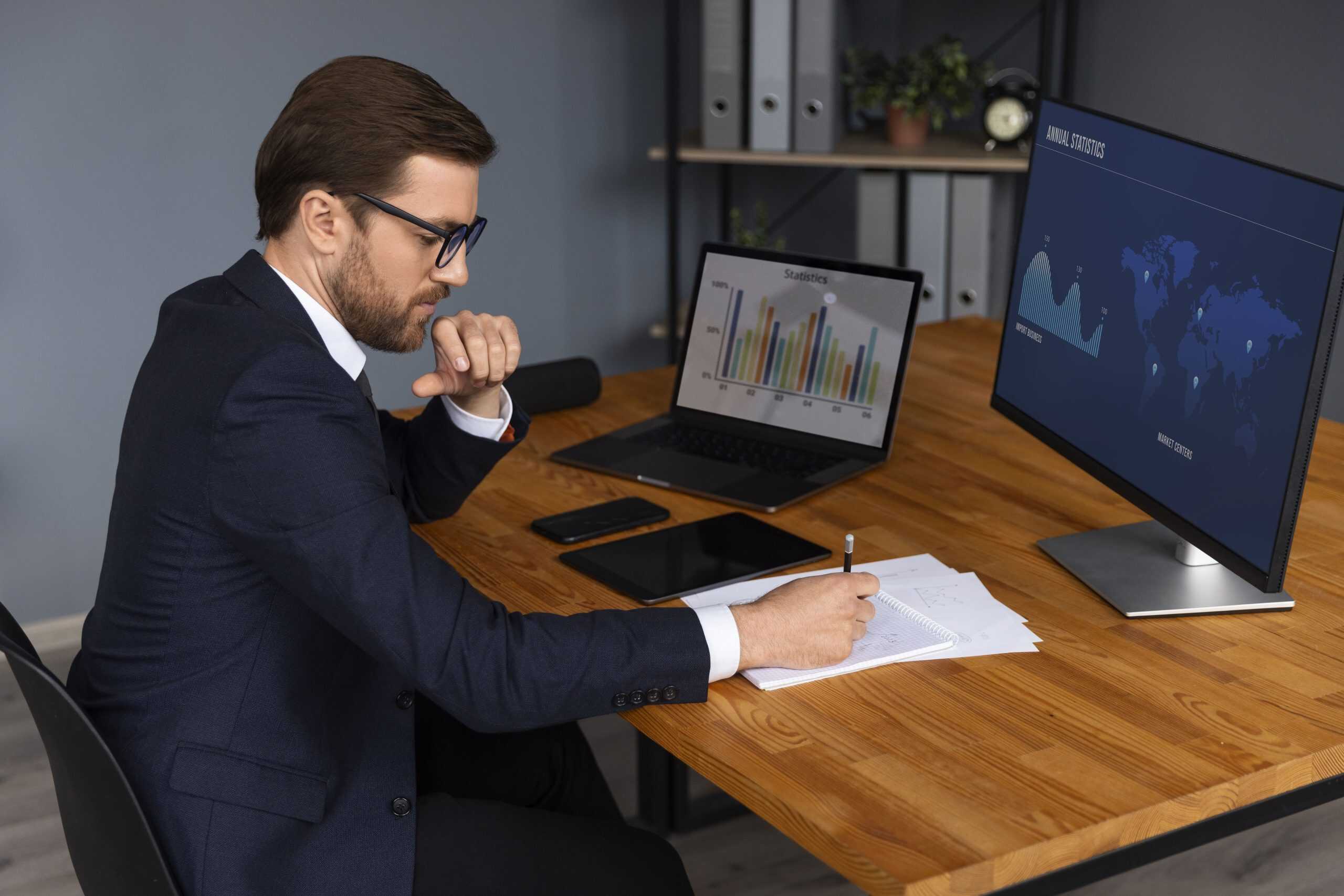 Consultor financeiro analisando relatórios